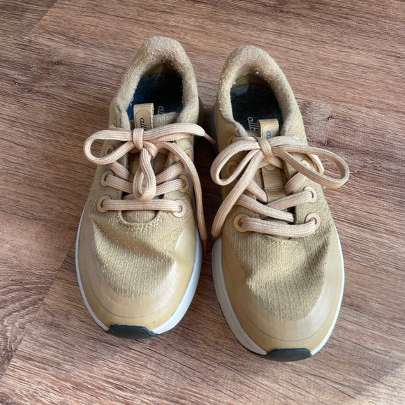 Allbirds Womens Wool Runner Protect Sneakers Tan Size 6.5 Business Casual Office - Picture 2 of 7